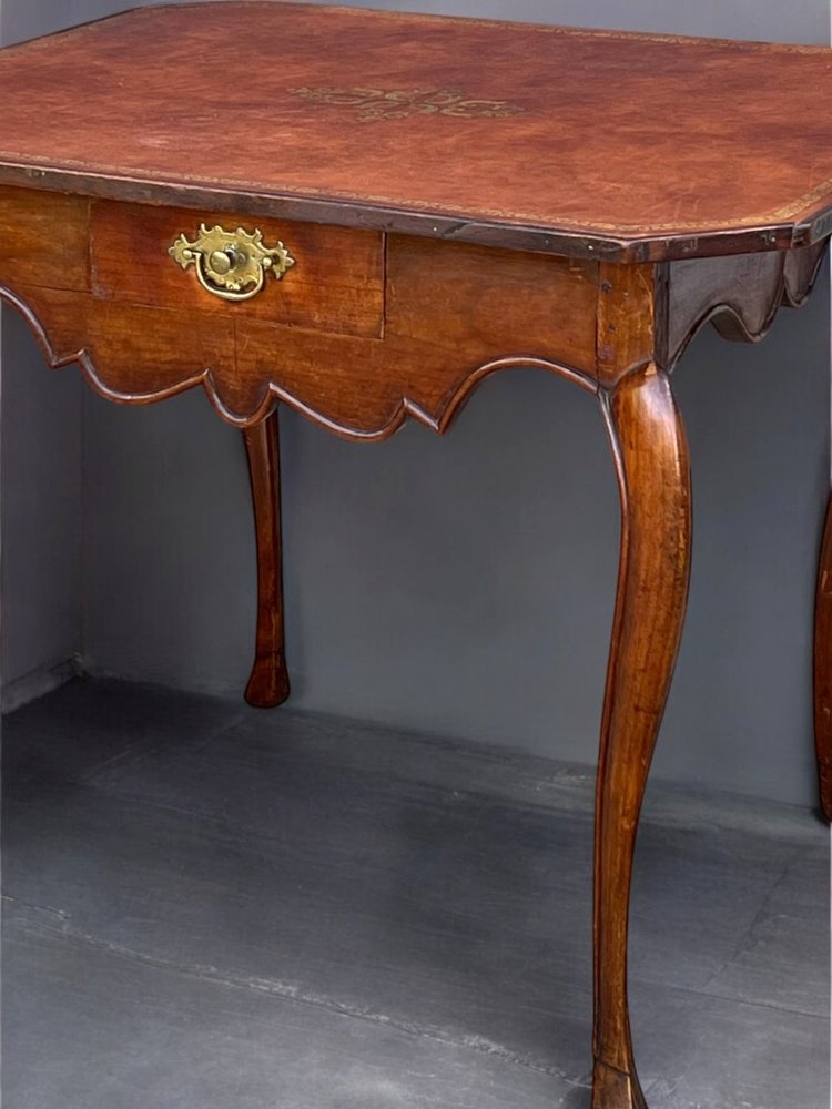 TABLE DE CABARET XVIIIe ÉPOQUE LOUIS XV EN BOIS FRUITIER AVEC UN DESSUS CUIR
