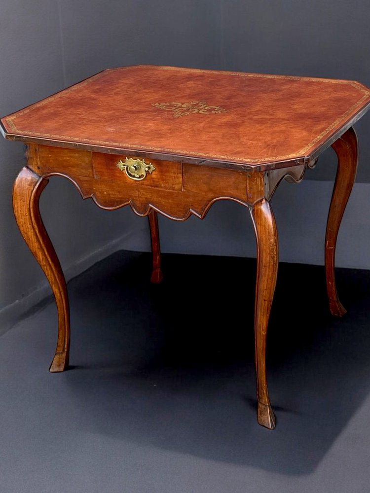 TABLE DE CABARET XVIIIe ÉPOQUE LOUIS XV EN BOIS FRUITIER AVEC UN DESSUS CUIR