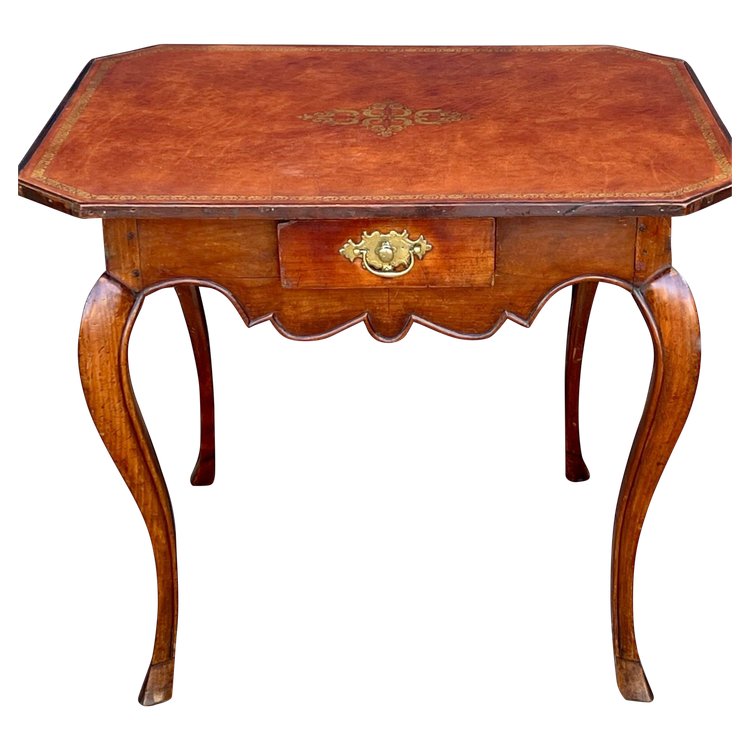 TABLE DE CABARET XVIIIe ÉPOQUE LOUIS XV EN BOIS FRUITIER AVEC UN DESSUS CUIR