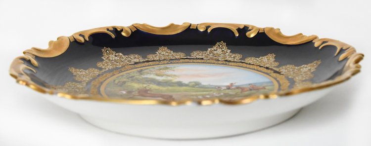Paire de plats en porcelaine de Limoges décor de scènes de chasse peints par Abel Golse (1844-1937)