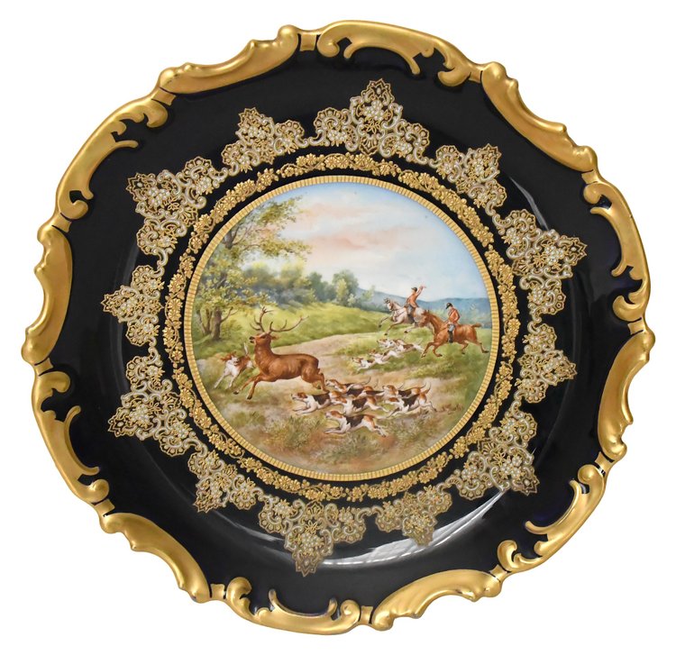Paire de plats en porcelaine de Limoges décor de scènes de chasse peints par Abel Golse (1844-1937)