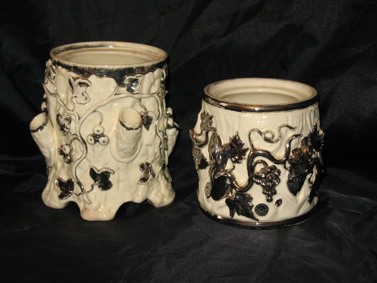 2 pots à tabac en faïence de Langeais décor de baies et de raisins époque 19ème