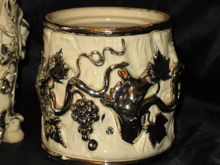 2 pots à tabac en faïence de Langeais décor de baies et de raisins époque 19ème
