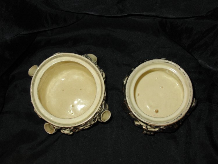 2 pots à tabac en faïence de Langeais décor de baies et de raisins époque 19ème
