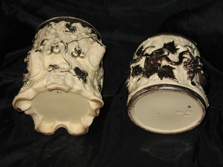 2 pots à tabac en faïence de Langeais décor de baies et de raisins époque 19ème