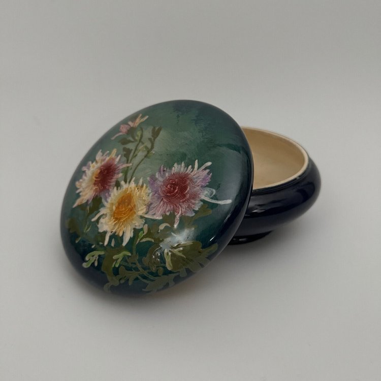 Bomboniera a barbotine impressionista del 1900 decorata con dalie