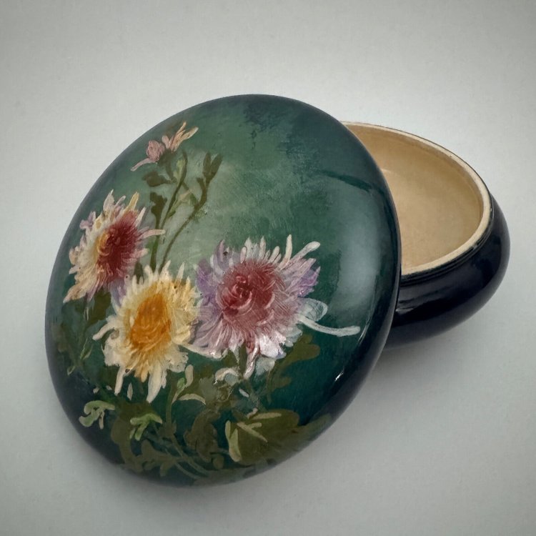 Bomboniera a barbotine impressionista del 1900 decorata con dalie