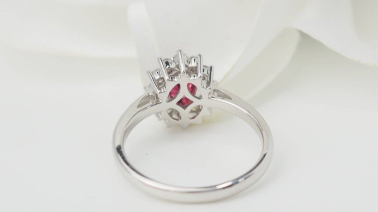 Bague entourage en or blanc, rubis et diamants 