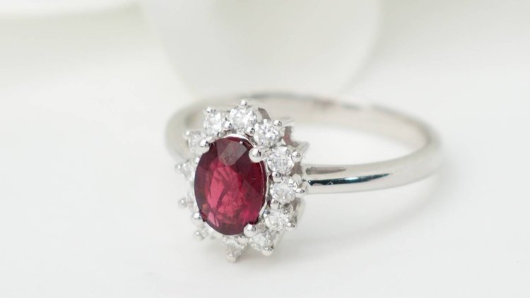 Bague entourage en or blanc, rubis et diamants 