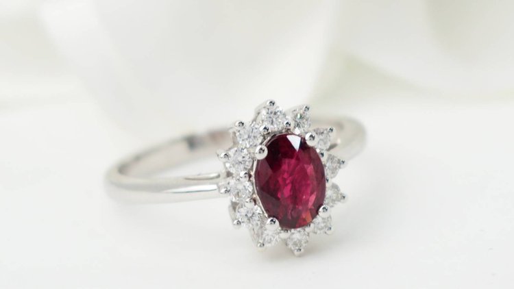 Bague entourage en or blanc, rubis et diamants 