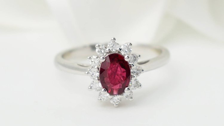 Bague entourage en or blanc, rubis et diamants 