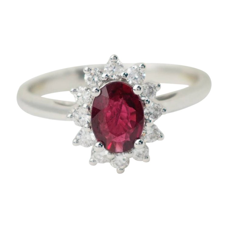 Bague entourage en or blanc, rubis et diamants 