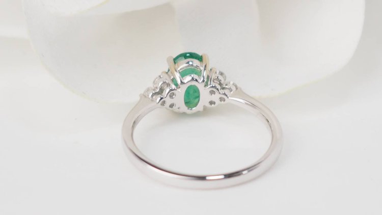 Bague en or blanc, émeraude ovale et diamants 