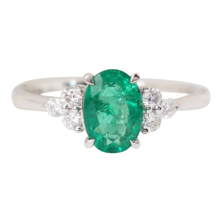 Bague en or blanc, émeraude ovale et diamants 