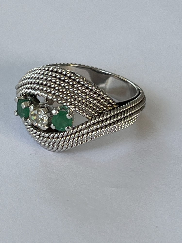 Anello con smeraldo in oro giallo e diamanti intrecciati