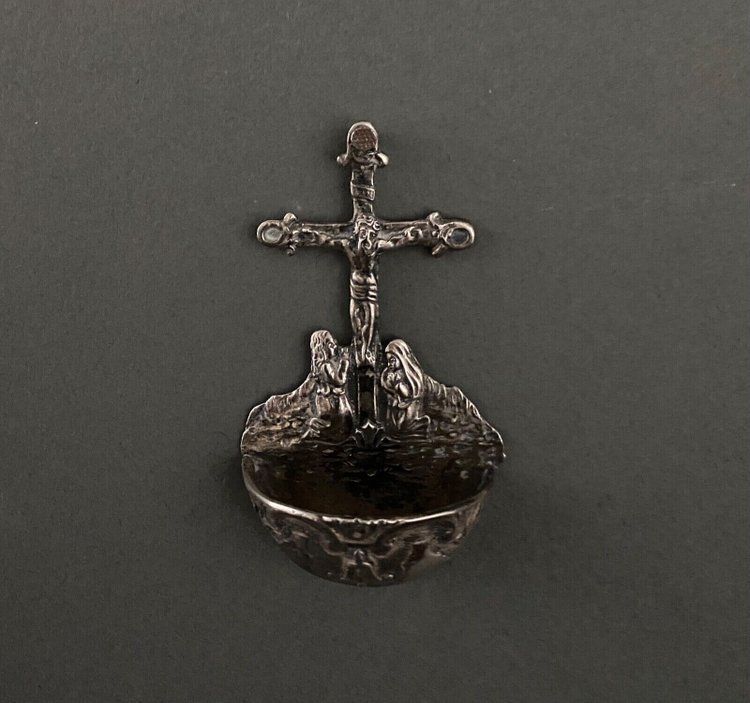Acquasantiera in argento con decorazione a calvario XVIII secolo