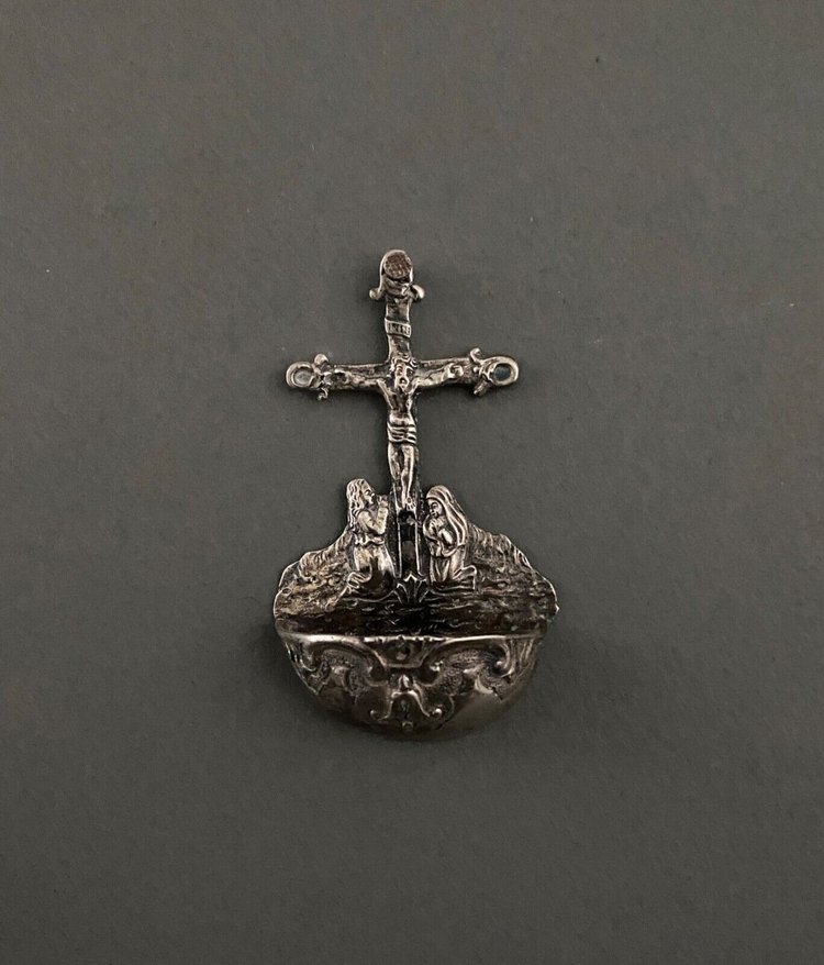 Acquasantiera in argento con decorazione a calvario XVIII secolo