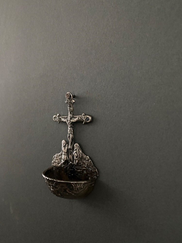 Acquasantiera in argento con decorazione a calvario XVIII secolo