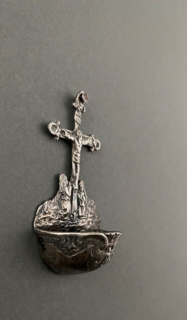 Acquasantiera in argento con decorazione a calvario XVIII secolo