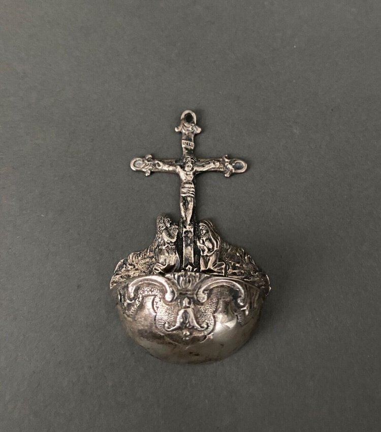 Acquasantiera in argento con decorazione a calvario XVIII secolo