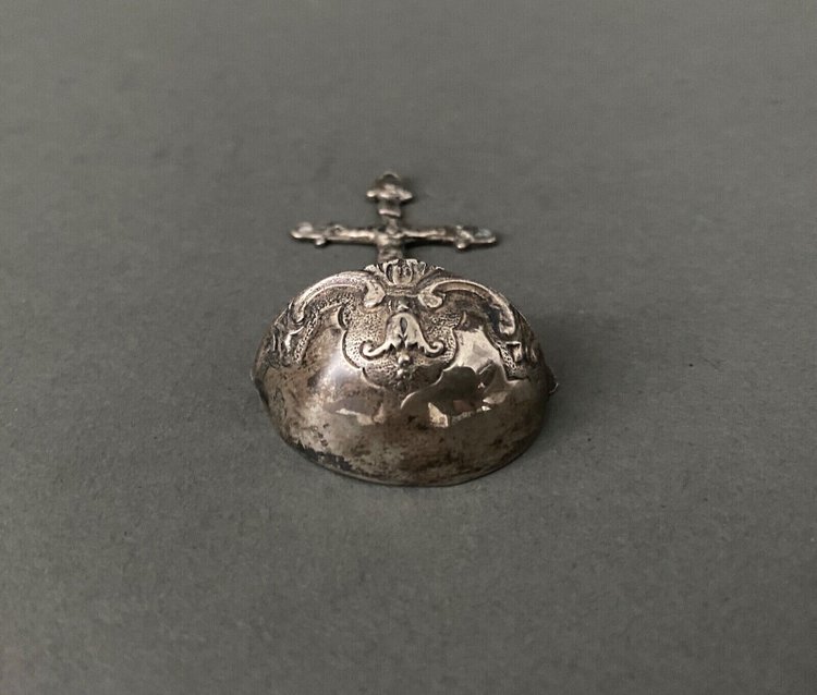 Acquasantiera in argento con decorazione a calvario XVIII secolo