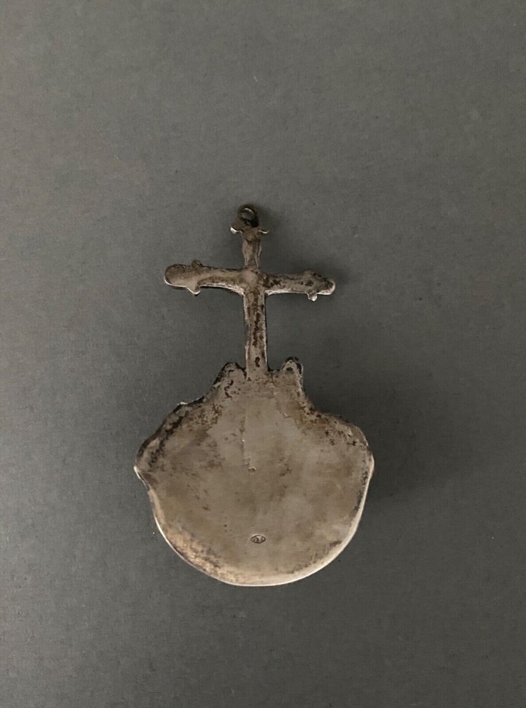 Acquasantiera in argento con decorazione a calvario XVIII secolo