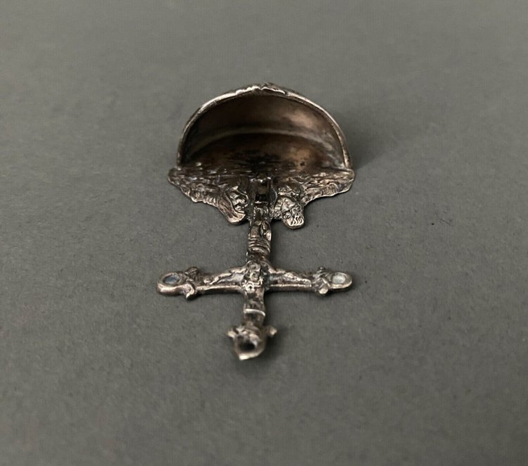 Acquasantiera in argento con decorazione a calvario XVIII secolo