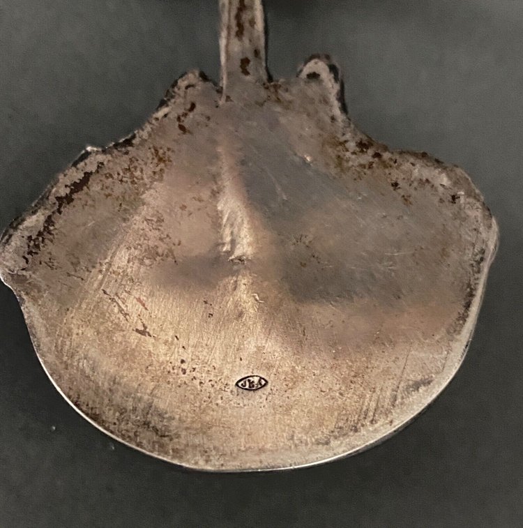 Acquasantiera in argento con decorazione a calvario XVIII secolo