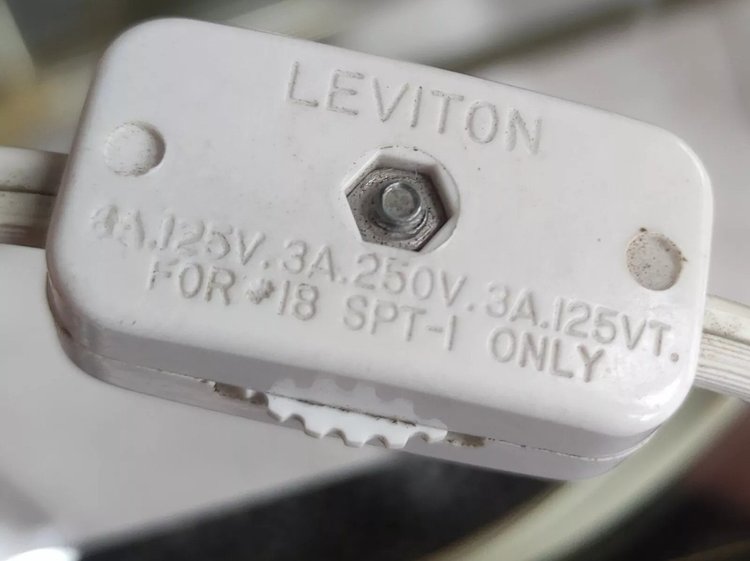Alte große Tischlampe aus geschliffenem Kristall und vergoldetem Metall