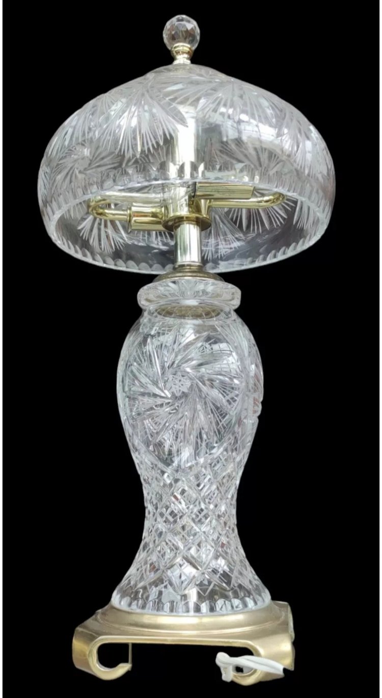 Alte große Tischlampe aus geschliffenem Kristall und vergoldetem Metall