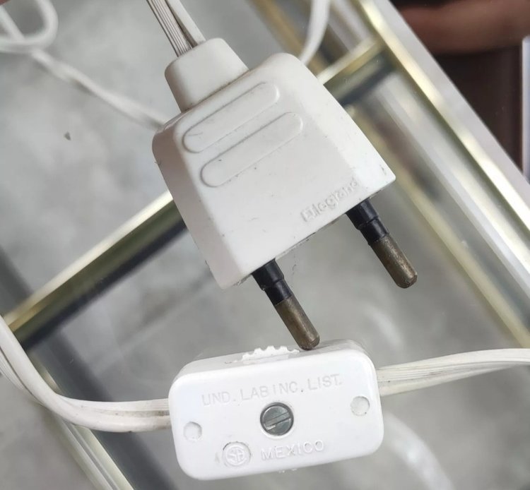 Alte große Tischlampe aus geschliffenem Kristall und vergoldetem Metall