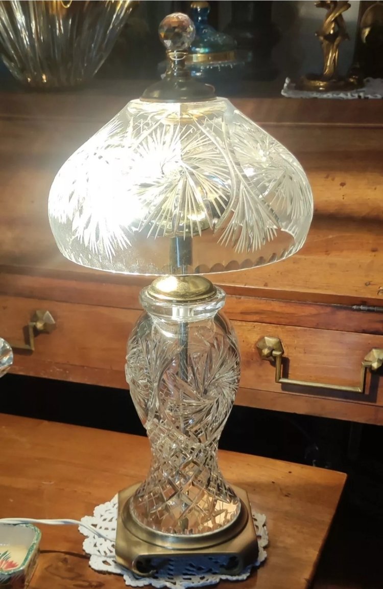 Alte große Tischlampe aus geschliffenem Kristall und vergoldetem Metall