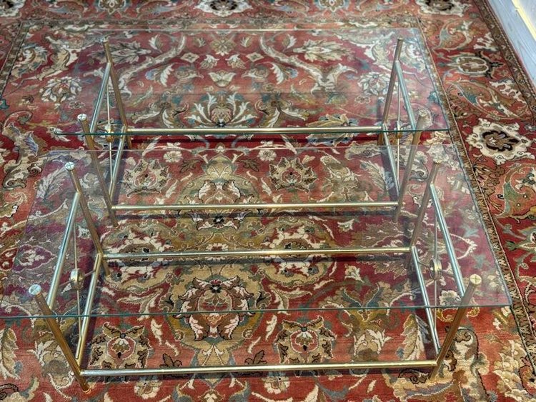 Paire de tables basses en verre et métal doré 