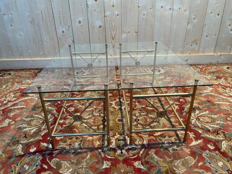 Paire de tables basses en verre et métal doré 
