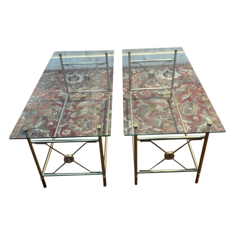 Paire de tables basses en verre et métal doré 