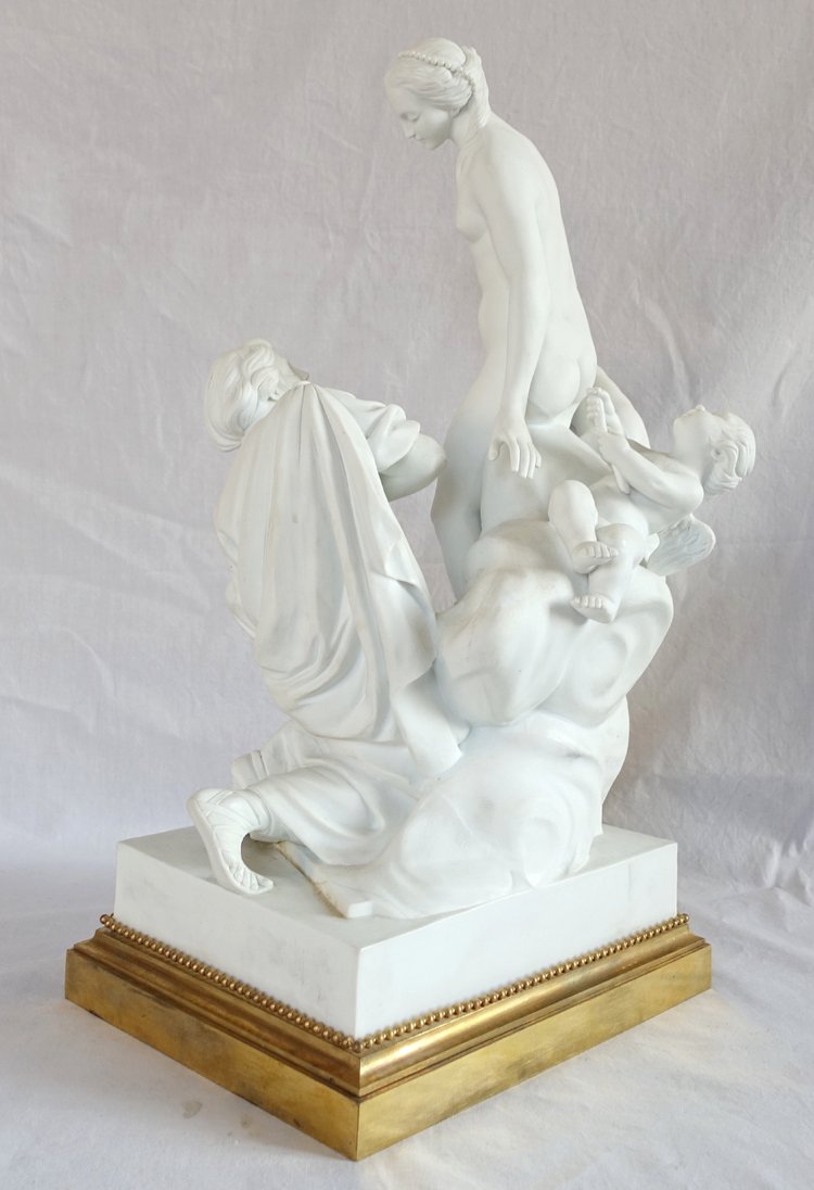Grande biscotto in porcellana, allegoria della scultura di Falconet - stile Luigi XVI in bronzo dorato