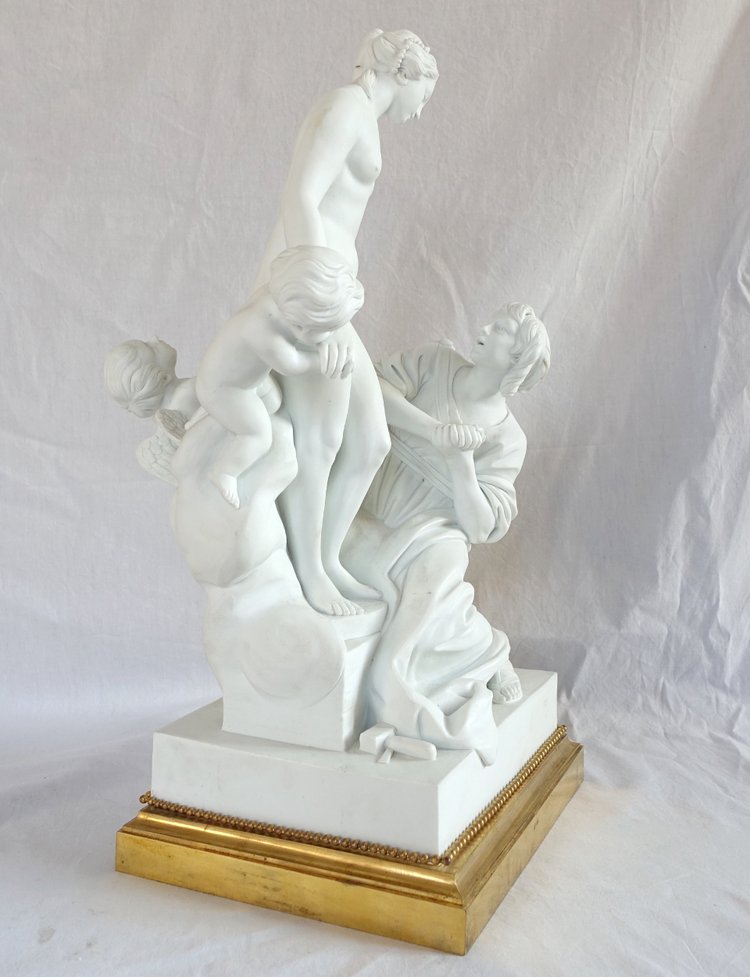 Grande biscotto in porcellana, allegoria della scultura di Falconet - stile Luigi XVI in bronzo dorato