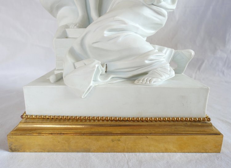 Grande biscotto in porcellana, allegoria della scultura di Falconet - stile Luigi XVI in bronzo dorato
