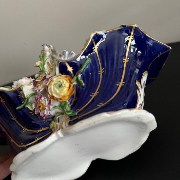 Porcelain basket from Paris, 19th century, with floral applications