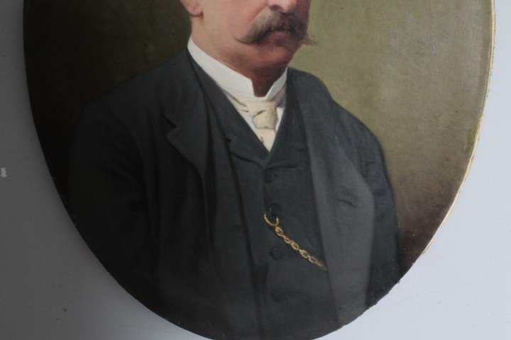 Antica coppia di dipinti volti epoca metà 800 . Olio su tela . “Lui e Lei “ Ovali . mis cm 81 x 70 