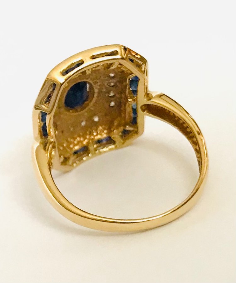Anello cocktail in oro con zaffiri e diamanti