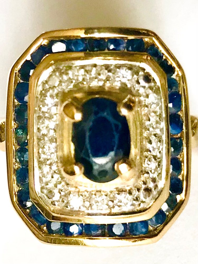 Anello cocktail in oro con zaffiri e diamanti