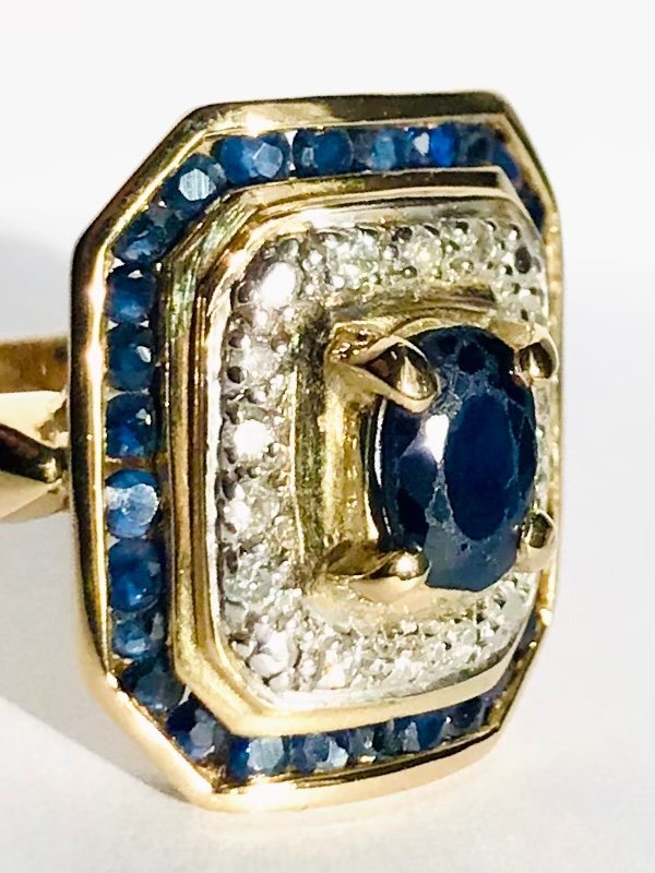 Anello cocktail in oro con zaffiri e diamanti