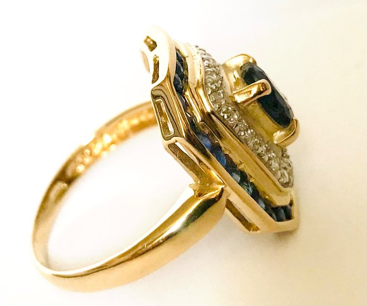 Anello cocktail in oro con zaffiri e diamanti