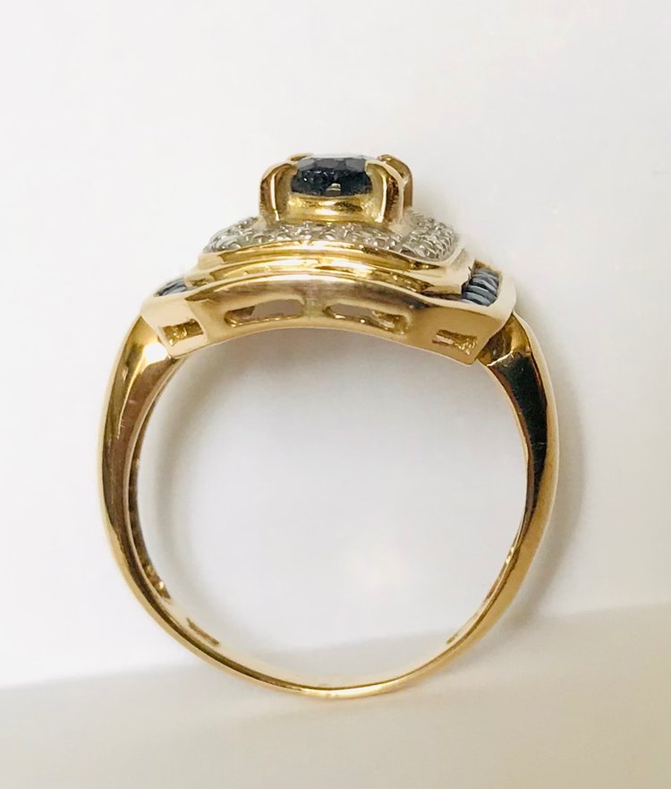 Anello cocktail in oro con zaffiri e diamanti