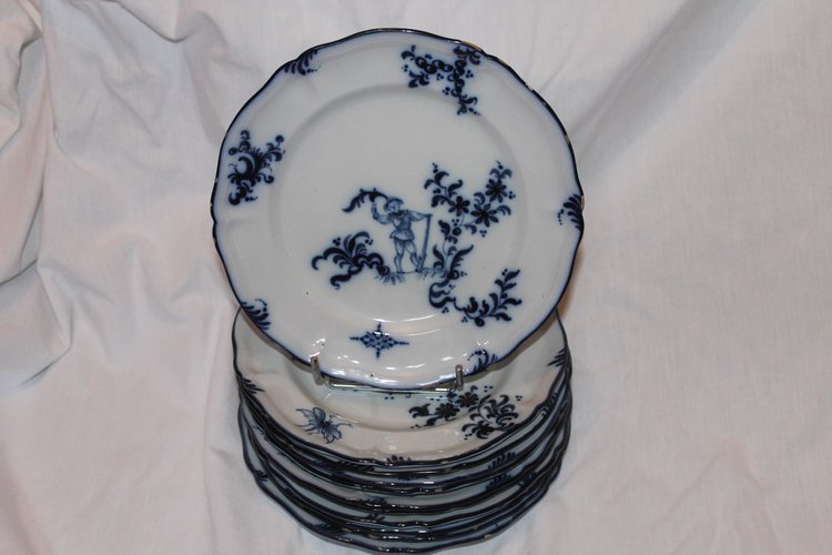 11 assiettes en faïence signées d'Emile Gallé service chasseurs et chasseresses en bleu 19ème