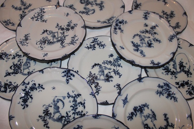 11 assiettes en faïence signées d'Emile Gallé service chasseurs et chasseresses en bleu 19ème