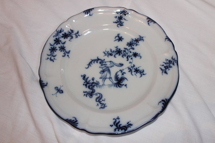 11 assiettes en faïence signées d'Emile Gallé service chasseurs et chasseresses en bleu 19ème