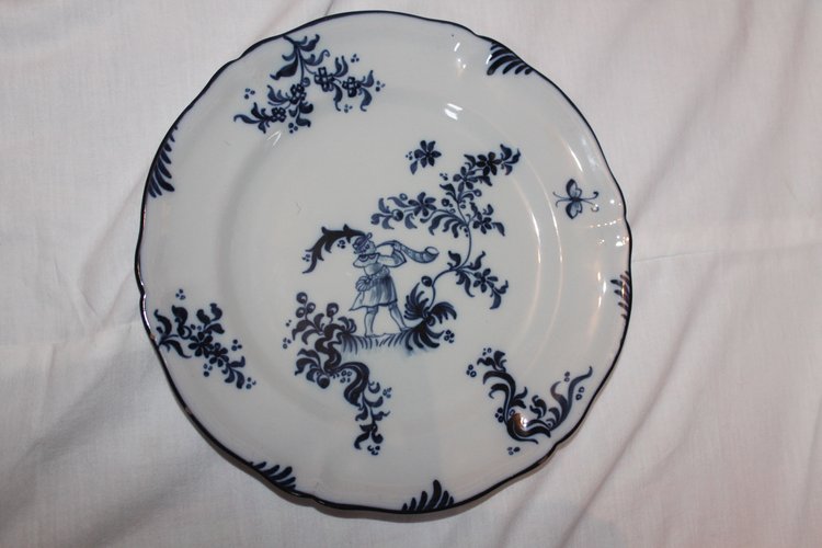 11 assiettes en faïence signées d'Emile Gallé service chasseurs et chasseresses en bleu 19ème