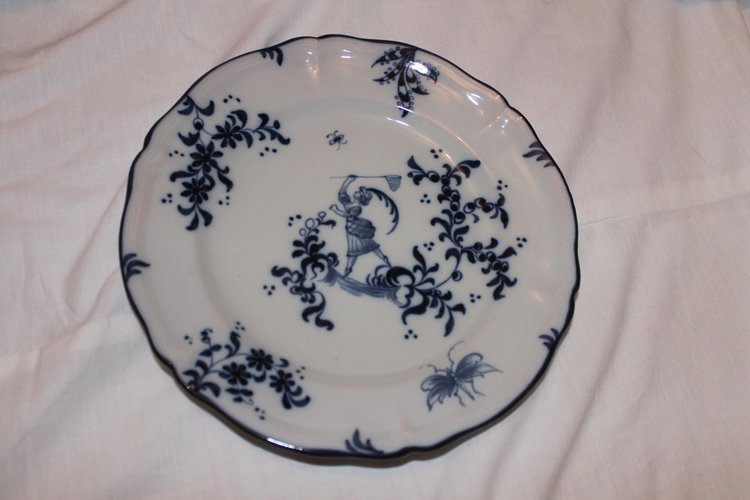 11 assiettes en faïence signées d'Emile Gallé service chasseurs et chasseresses en bleu 19ème